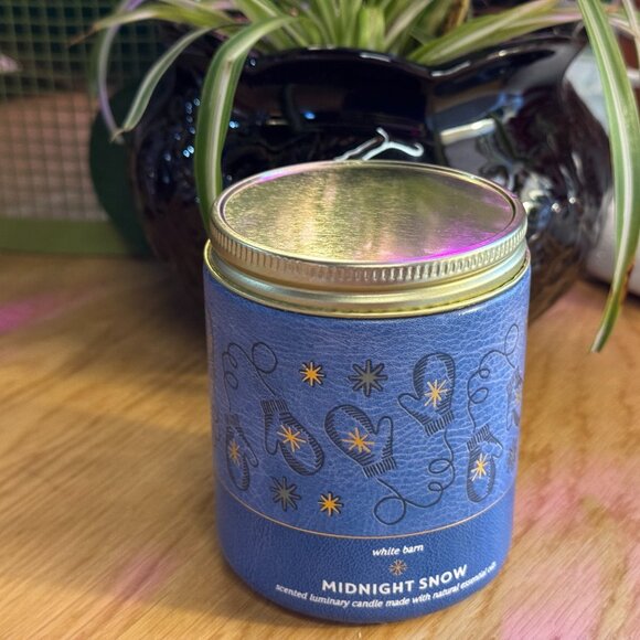 Bath & Body Works White Barn Midnight Snow Single Wick Candle, 7 oz. - Picture 2 of 16